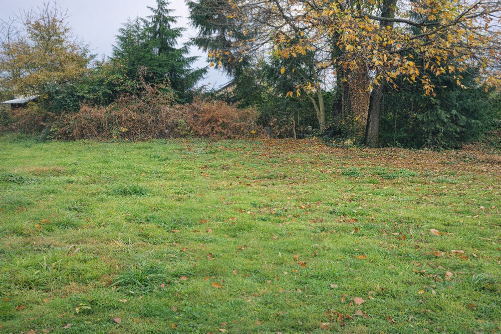 TERRAIN DE 900 M² ENVIRON HORS LOTISSEMENT - VIABILISE - CALME - CADRE CAMPAGNE - HAMEAU