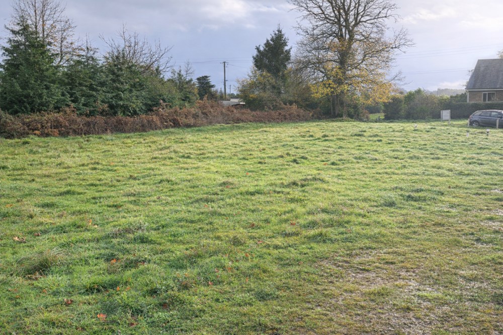 TERRAIN DE 900 M² ENVIRON HORS LOTISSEMENT - VIABILISE - CALME - CADRE CAMPAGNE - HAMEAU photo 4