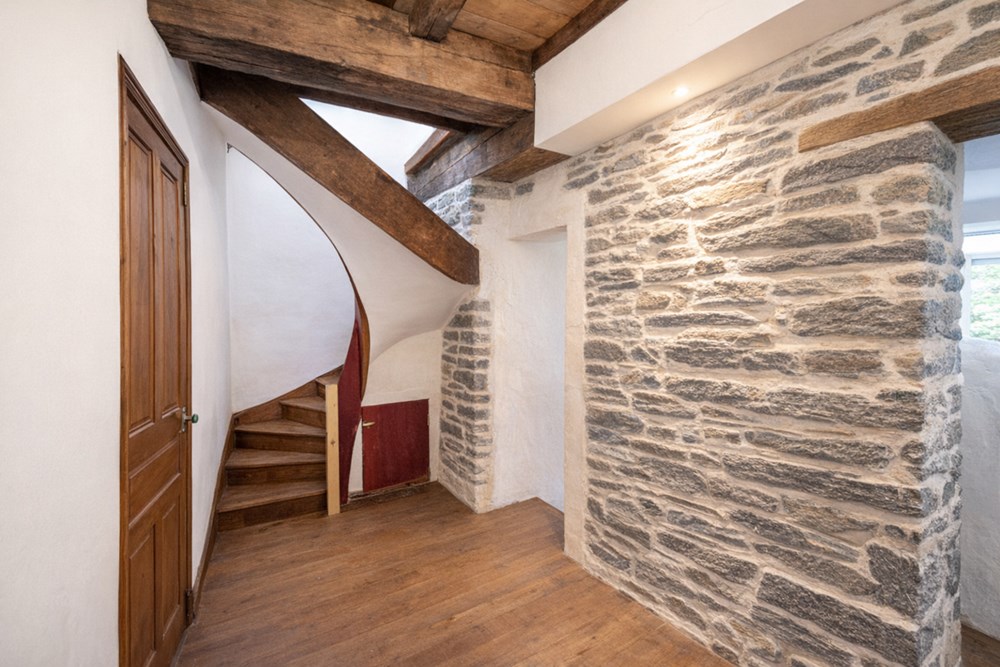 MAISON - 100 M² - 2 CHAMBRES -RENOVATION MAGNIFIQUE -PIERRES ET POUTRES APPARENTES - MODERNITE - PIECE DE VIE 60M² photo 3