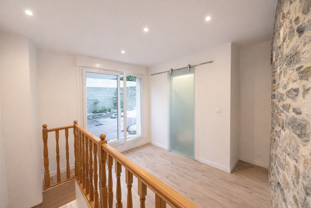 MAISON - 100 M² - 2 CHAMBRES -RENOVATION MAGNIFIQUE -PIERRES ET POUTRES APPARENTES - MODERNITE - PIECE DE VIE 60M² photo 4