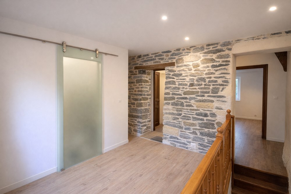 MAISON - 100 M² - 2 CHAMBRES -RENOVATION MAGNIFIQUE -PIERRES ET POUTRES APPARENTES - MODERNITE - PIECE DE VIE 60M²