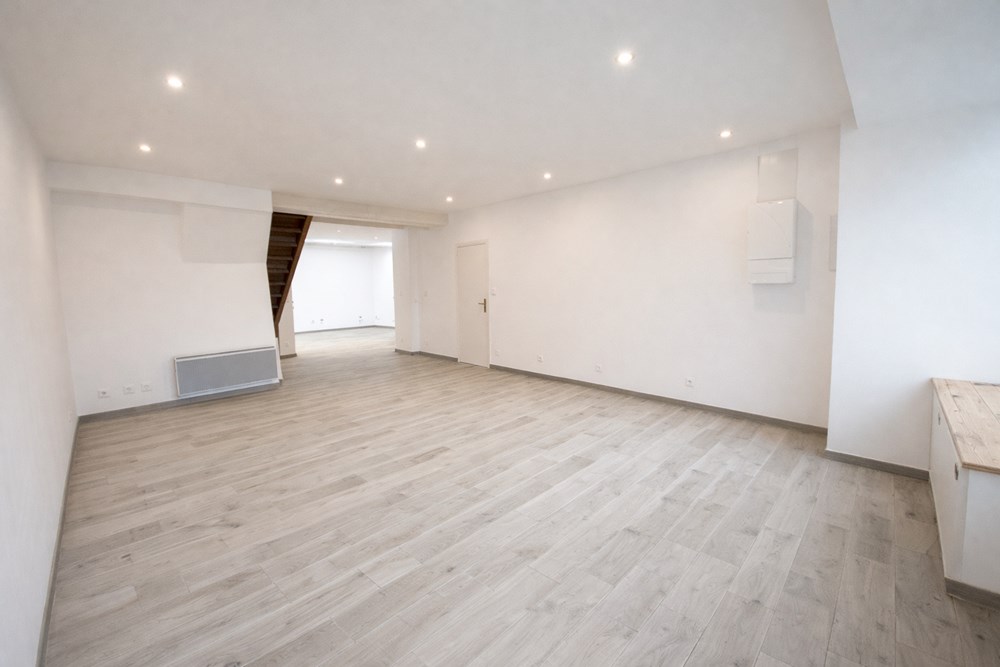 MAISON - 100 M² - 2 CHAMBRES -RENOVATION MAGNIFIQUE -PIERRES ET POUTRES APPARENTES - MODERNITE - PIECE DE VIE 60M² photo 2
