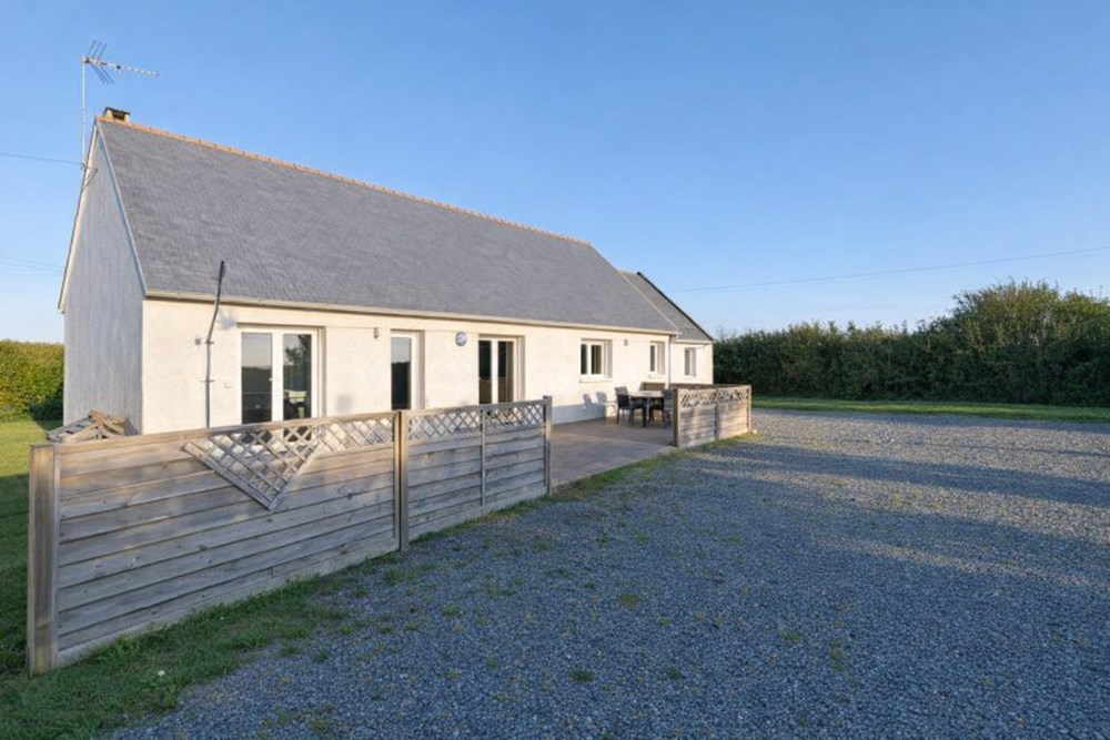 MAISON - 2 CHAMBRES ( POSSIBLE 5) - TRES GRAND TERRAIN - ENVIRONNEMENT CALME - A FINIR DE RENOVER - TRES BEAU POTENTIEL