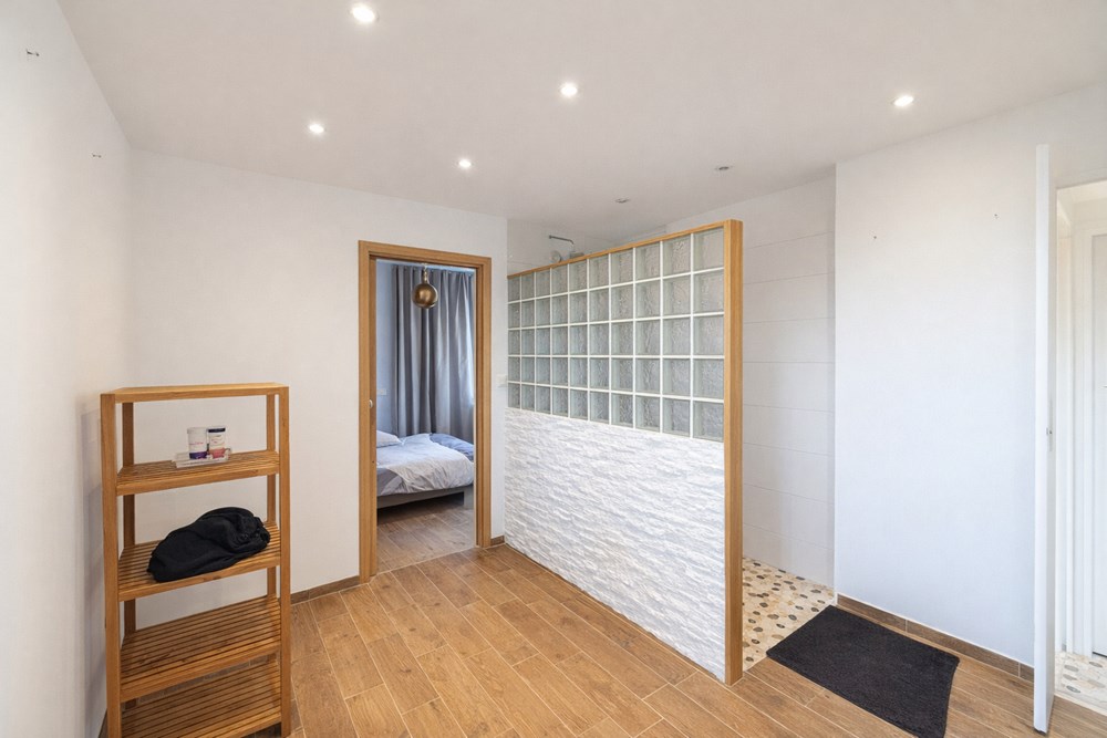 MAISON - 2 CHAMBRES ( POSSIBLE 5) - TRES GRAND TERRAIN - ENVIRONNEMENT CALME - A FINIR DE RENOVER - TRES BEAU POTENTIEL photo 5