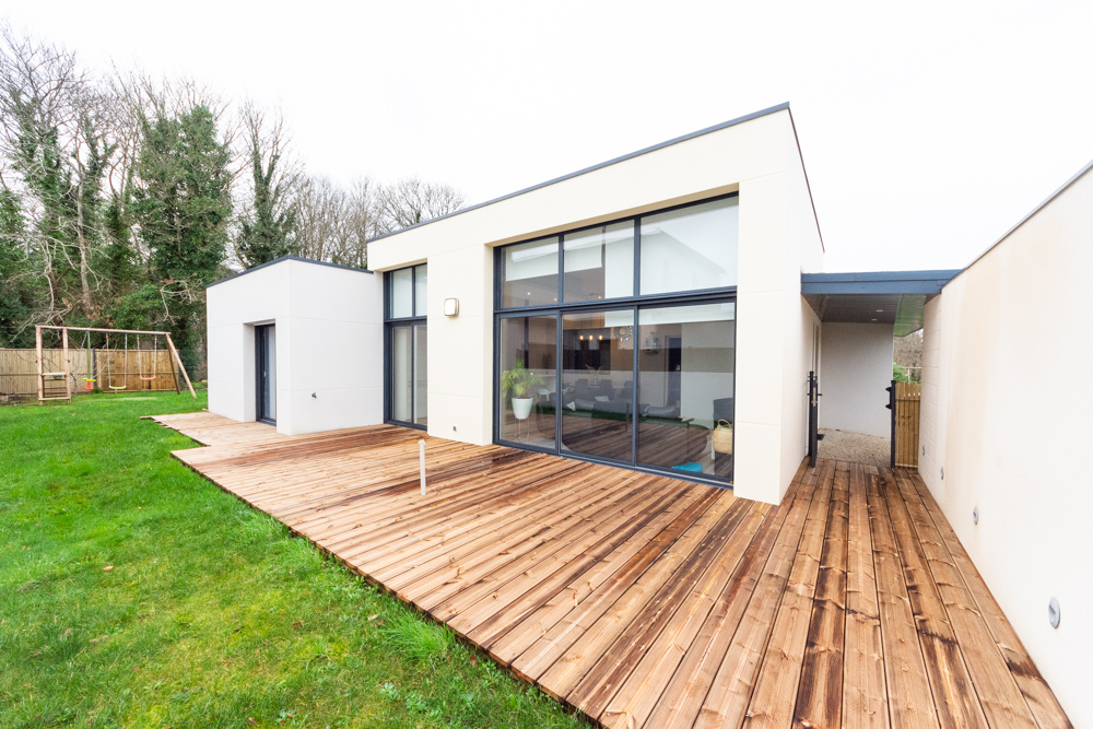 MAISON INDIVIDUELLE DE 2015 T4 107M² PLAIN PIED AVEC DE NOMBREUX RANGEMENTS GARAGE BUREAU ET BUANDERIE SUR TERRAIN CLOS DE 400M²
