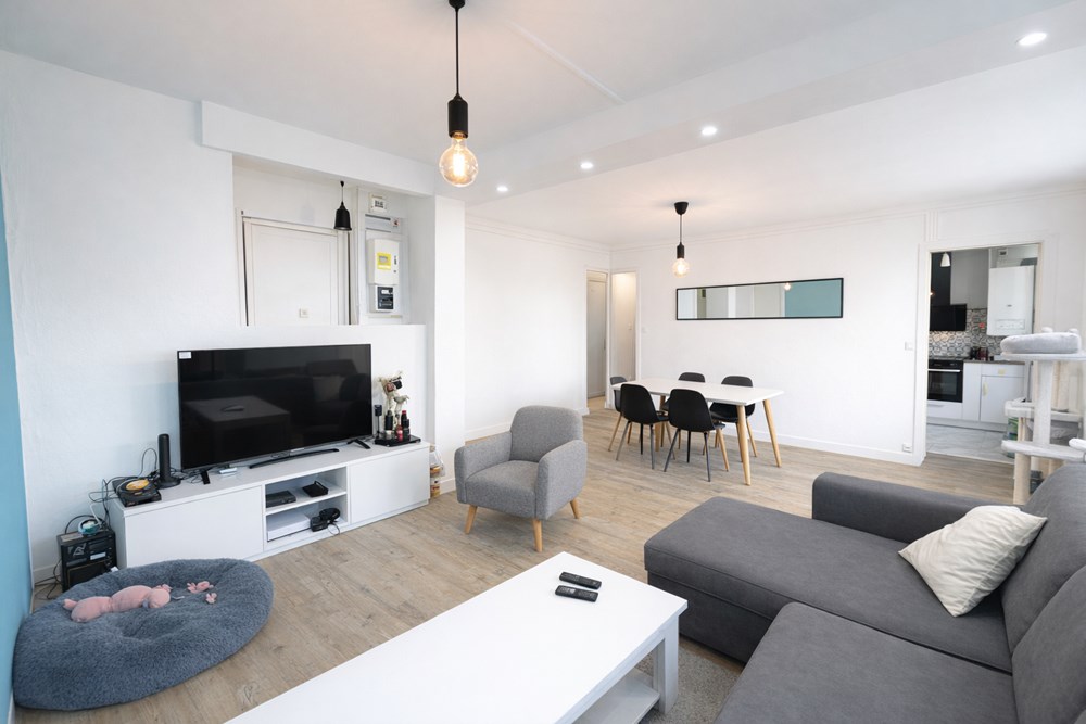APPARTEMENT - T3 - 65M² - GRANDE PIECE DE VIE - CUISINE AMENAGEE ET EQUIPEE - DALLE BETON - FAIBLES CHARGES - CAVE