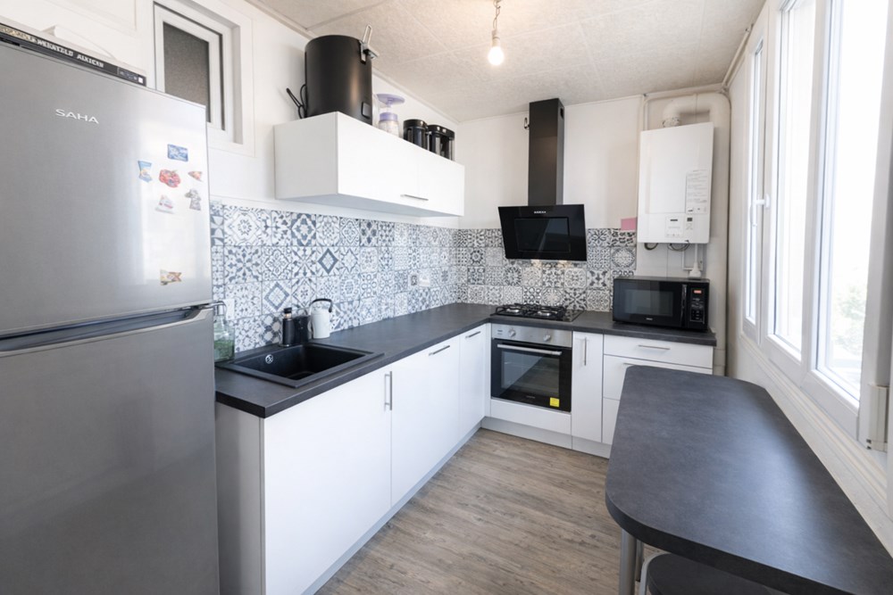 APPARTEMENT - T3 - 65M² - GRANDE PIECE DE VIE - CUISINE AMENAGEE ET EQUIPEE - DALLE BETON - FAIBLES CHARGES - CAVE photo 2