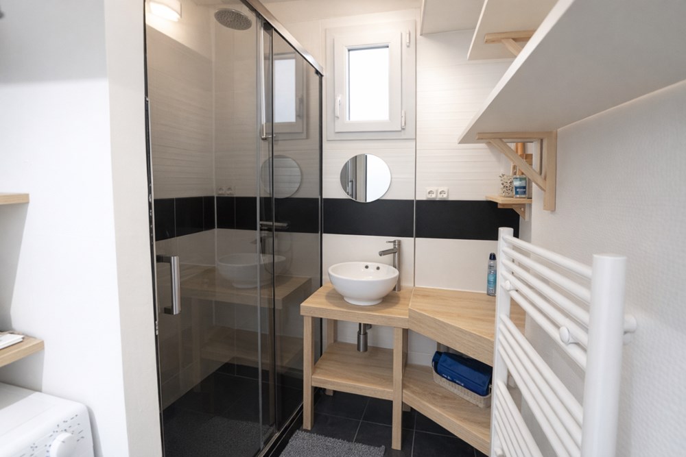 APPARTEMENT - T3 - 65M² - GRANDE PIECE DE VIE - CUISINE AMENAGEE ET EQUIPEE - DALLE BETON - FAIBLES CHARGES - CAVE photo 4