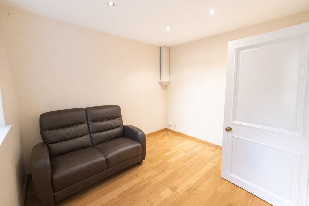 MAISON - T6 - 4 CHAMBRES - A RENOVER - BEAU POTENTIEL - DEPENDANCES ET GARAGES - IDEAL ARTISAN photo 2