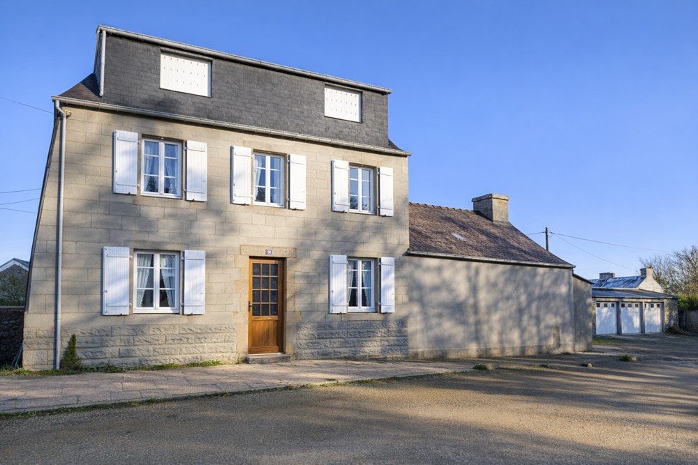 MAISON - T6 - 4 CHAMBRES - A RENOVER - BEAU POTENTIEL - DEPENDANCES ET GARAGES - IDEAL ARTISAN