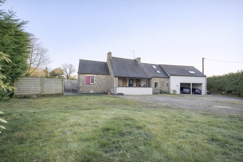 MAISON EN PIERRE DE 165 M² RENOVEE - BEAU TERRAIN - CALME - SANS VIS A VIS - RARE photo 2