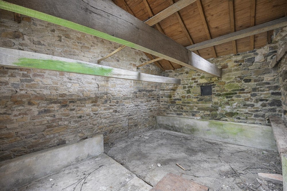LONGERE ENTIEREMENT A RENOVER - BELLE CONSTRUCTION - CADRE VERDOYANT ET CALME - GRAND TERRAIN photo 4