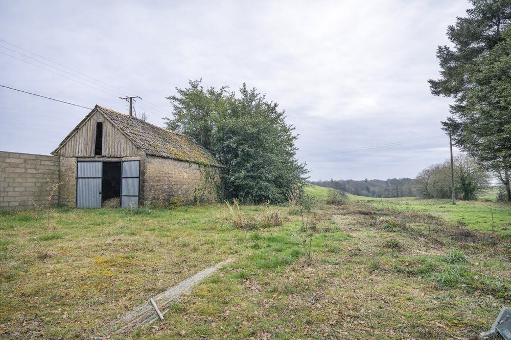 LONGERE ENTIEREMENT A RENOVER - BELLE CONSTRUCTION - CADRE VERDOYANT ET CALME - GRAND TERRAIN photo 5