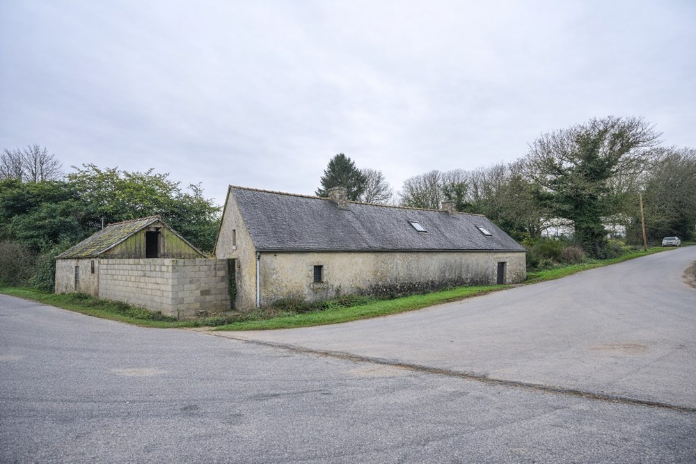 LONGERE ENTIEREMENT A RENOVER - BELLE CONSTRUCTION - CADRE VERDOYANT ET CALME - GRAND TERRAIN