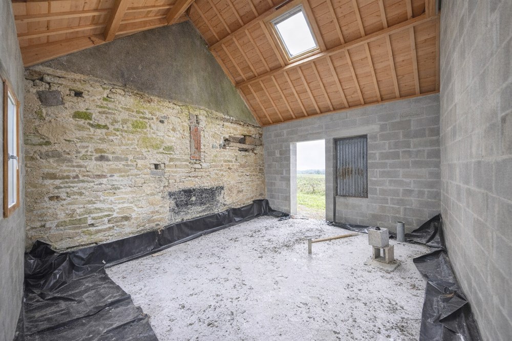 LONGERE ENTIEREMENT A RENOVER - BELLE CONSTRUCTION - CADRE VERDOYANT ET CALME - GRAND TERRAIN photo 2