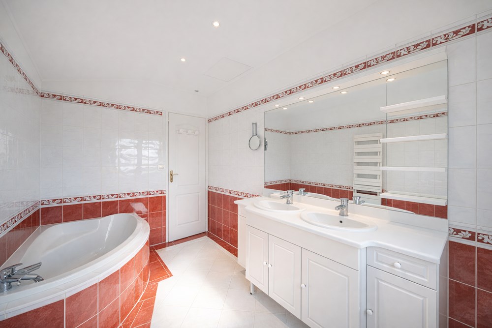 MAISON T6 RENOVEE - 160M² - 3/4 CHAMBRES - VUE MAGIQUE - TERRAIN DE 1000M² - GARAGE/ATELIER - COUP DE COEUR/RARETE photo 5
