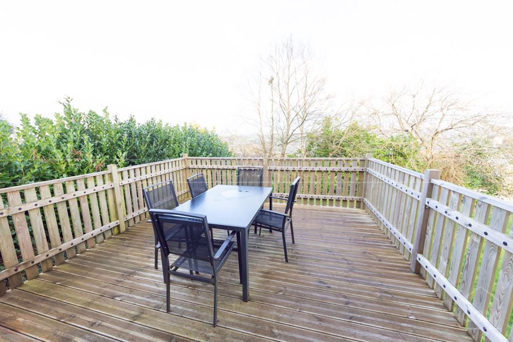 MAISON INDIVIDUELLE T6 DE 137M² - CARPORT - CAVE - TERRASSE - VUE SUR L'ELORN - TERRAIN DE 800M² photo 4