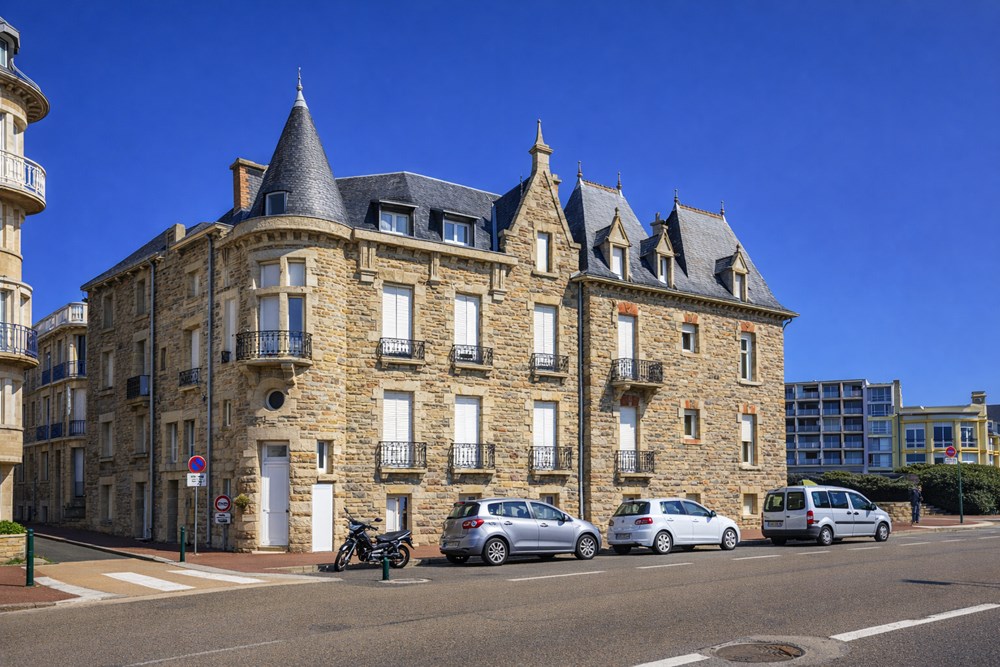 APPARTEMENT T3 - PIECE DE VIE GENEREUSE AVEC CUISINE SEMI-US - 2 BELLES CHAMBRES - GARAGE 40M² EN LOCATION - VUE MER - EXCEPTIONNEL