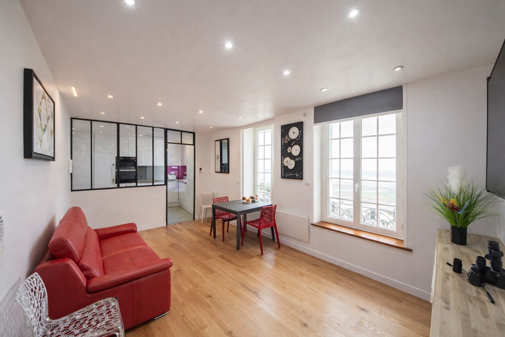 APPARTEMENT T3 - PIECE DE VIE GENEREUSE AVEC CUISINE SEMI-US - 2 BELLES CHAMBRES - GARAGE 40M² EN LOCATION - VUE MER - EXCEPTIONNEL photo 2