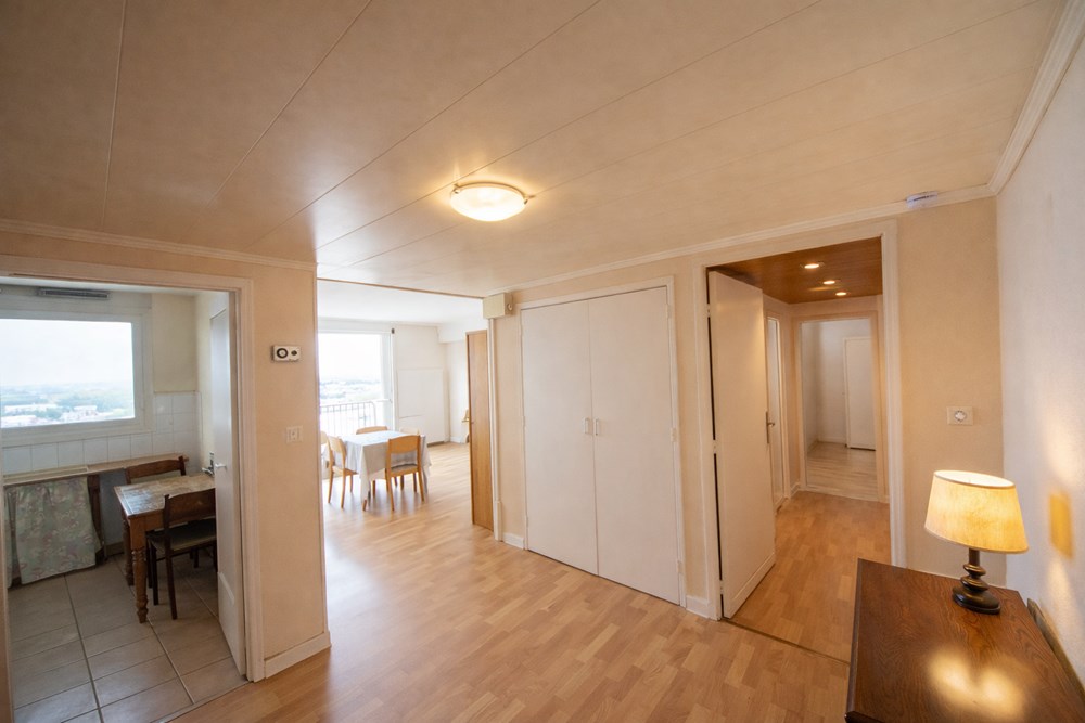 APPARTEMENT T4 - SUPERBE PIECE DE VIE DE 30 M² - TERRASSE ET BALCONS - ASCENSEUR - PARKING - RARE photo 2
