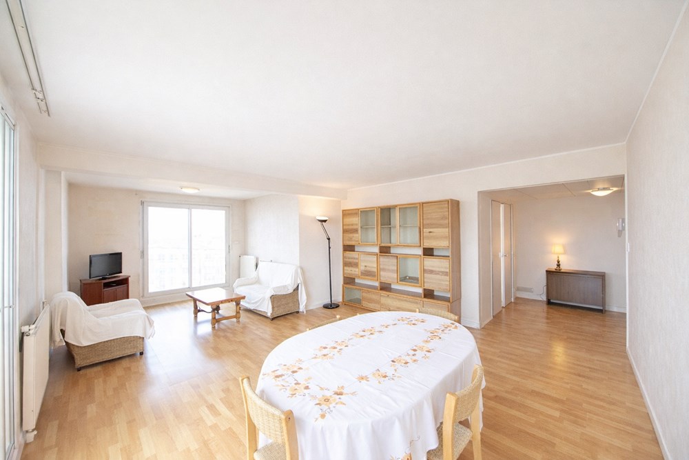 APPARTEMENT T4 - SUPERBE PIECE DE VIE DE 30 M² - TERRASSE ET BALCONS - ASCENSEUR - PARKING - RARE photo 3