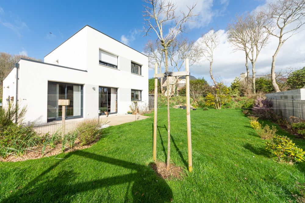 MAISON INDIVIDUELLE RECENTE T6 DE 140M² SUR TERRAIN CLOS D'ENVIRON 550M² AVEC GRAND GARAGE ET BELLES PRESTATIONS
