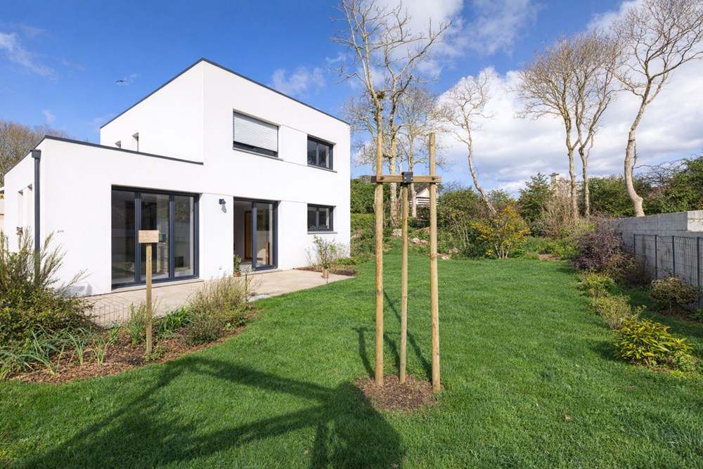 MAISON INDIVIDUELLE RECENTE T6 DE 140M² SUR TERRAIN CLOS D'ENVIRON 550M² AVEC GRAND GARAGE ET BELLES PRESTATIONS