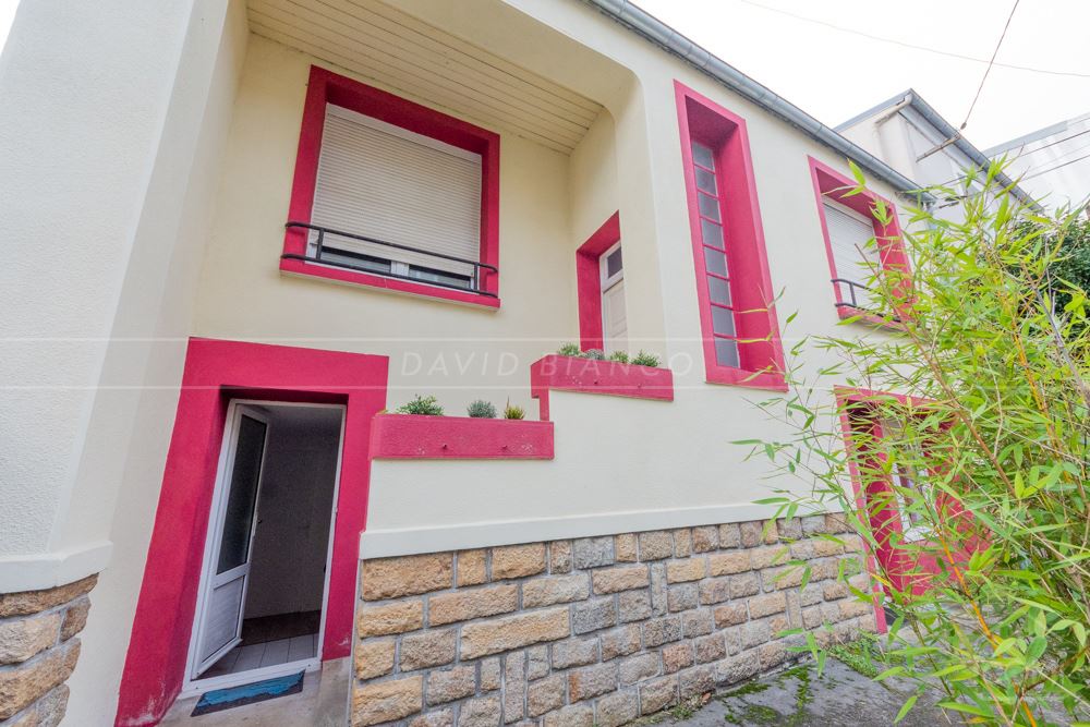 IMMEUBLE 106M² R+1 - 2 T1 + 3 T2 LOUES EN MEUBLES - BON RENDEMENT - APPARTEMENTS RENOVES