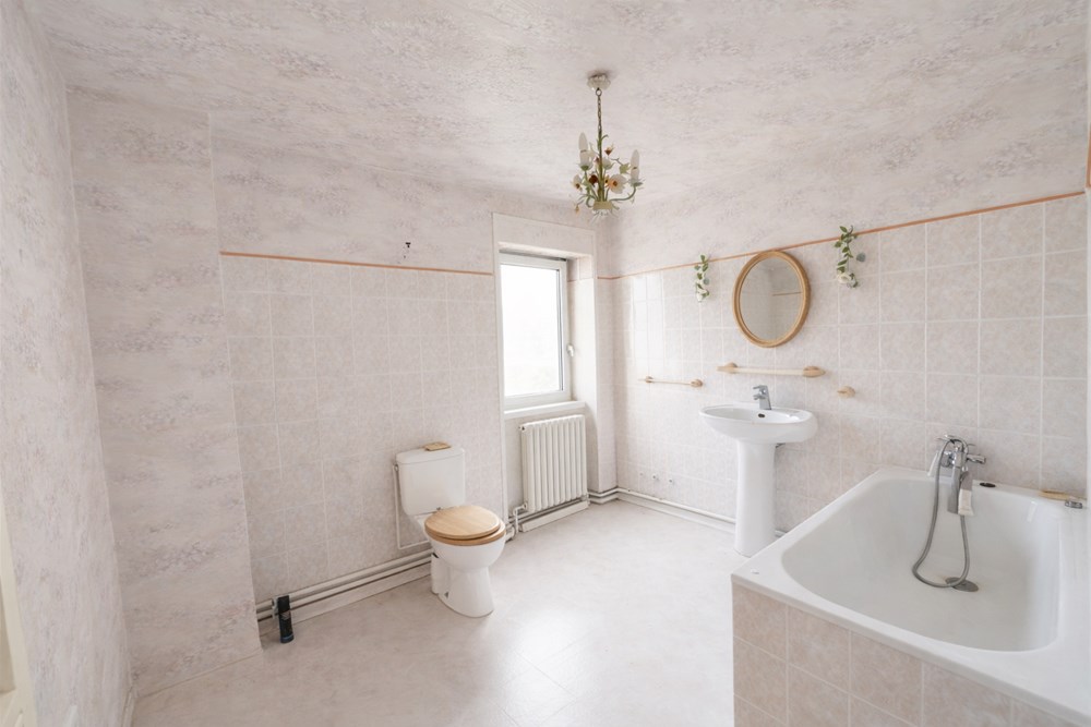 MAISON DE VILLE- T5 - 145M² - JARDIN - GARAGE - ATELIER - GROS POTENTIEL - TRAVAUX A PREVOIR photo 5