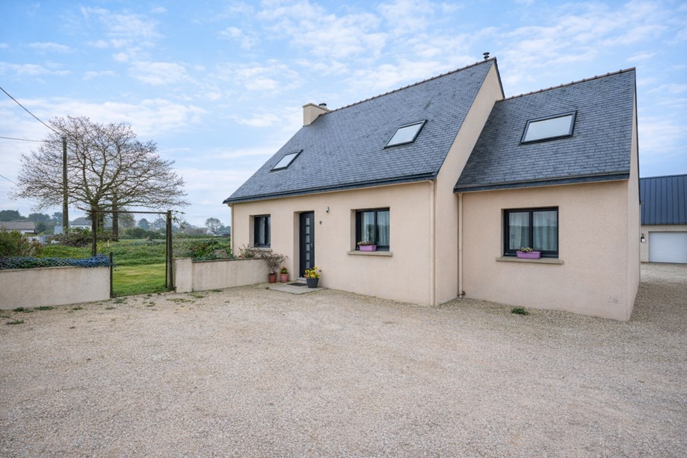 MAISON - 5 CHAMBRES - 140 M² - TERRAIN PLUS DE 2000 M² - ENVIRONNEMENT CALME ET VERDOYANT - CONSTRUCTION DE 2010