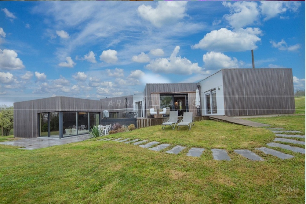 MAISON CONTEMPORAINE DE PLAIN PIED - 225 M² - 4 CHAMBRES - PIECE DE VIE 80M² - PISCINE CHAUFFEE COUVERTE - VUE MER - RARE photo 3