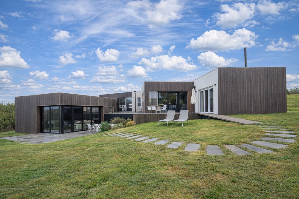 MAISON CONTEMPORAINE DE PLAIN PIED - 225 M² - 4 CHAMBRES - PIECE DE VIE 80M² - PISCINE CHAUFFEE COUVERTE - VUE MER - RARE