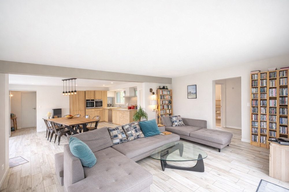 MAISON CONTEMPORAINE DE PLAIN PIED - 225 M² - 4 CHAMBRES - PIECE DE VIE 80M² - PISCINE CHAUFFEE COUVERTE - VUE MER - RARE photo 2