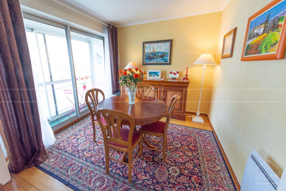 APPARTEMENT T5 83M² AU DERNIER ETAGE AVEC 2 BALCONS - 3 CHAMBRES - NOMBREUX RANGEMENTS - PLACE DE PARKING PRIVEE photo 3