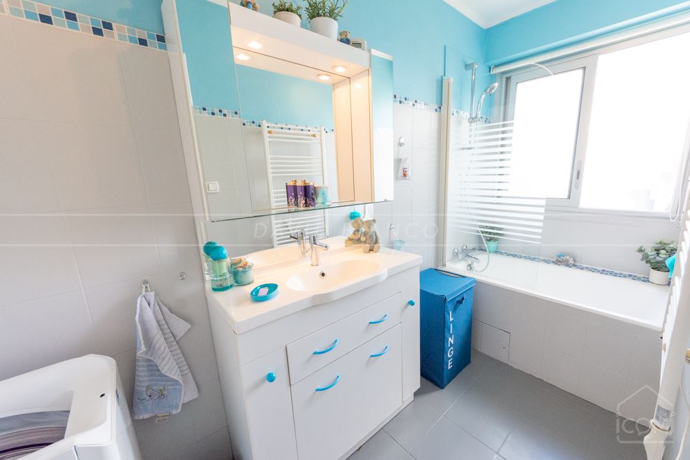 APPARTEMENT T5 83M² AU DERNIER ETAGE AVEC 2 BALCONS - 3 CHAMBRES - NOMBREUX RANGEMENTS - PLACE DE PARKING PRIVEE photo 5