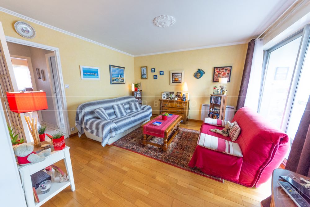 APPARTEMENT T5 83M² AU DERNIER ETAGE AVEC 2 BALCONS - 3 CHAMBRES - NOMBREUX RANGEMENTS - PLACE DE PARKING PRIVEE
