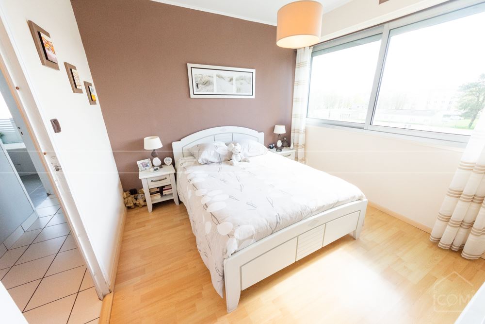 APPARTEMENT T5 83M² AU DERNIER ETAGE AVEC 2 BALCONS - 3 CHAMBRES - NOMBREUX RANGEMENTS - PLACE DE PARKING PRIVEE photo 4