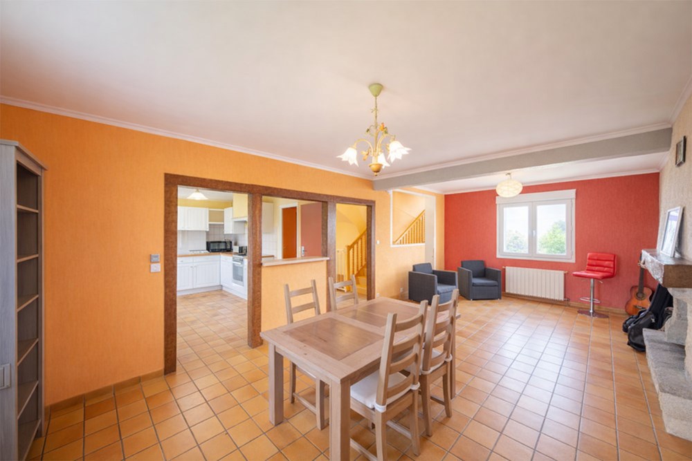 MAISON FAMILIALE - 6 CHAMBRES - PIECE DE VIE 50M² - TERRAIN +800M² - COUP DE COEUR - RARE photo 4