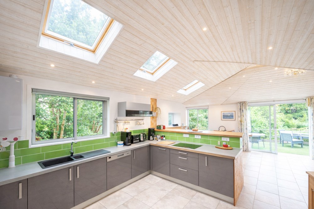 PROPRIETE DE 200 M² - TERRAIN DE + DE 2400M² - ESPACE DE VIE DE + 70M² EN REZ DE JARDIN - CALME - RARE - PROCHE MER photo 4