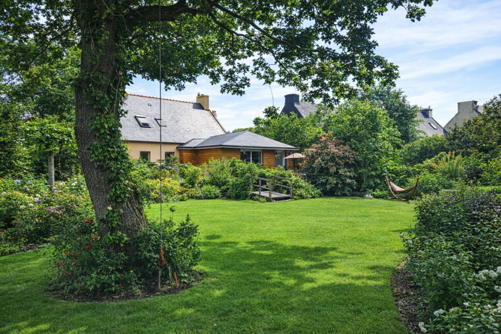 PROPRIETE DE 200 M² - TERRAIN DE + DE 2400M² - ESPACE DE VIE DE + 70M² EN REZ DE JARDIN - CALME - RARE - PROCHE MER