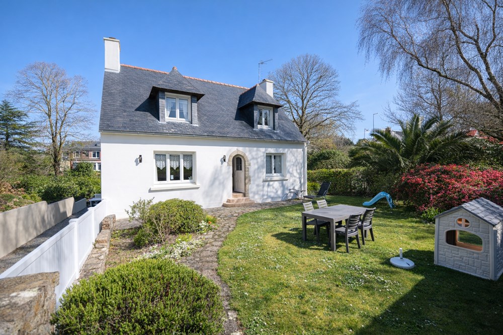 CHARMANTE MAISON NEO BRETONNE - 5 CHAMBRES - SOUS SOL COMPLET - CALME PROCHE DU BOURG