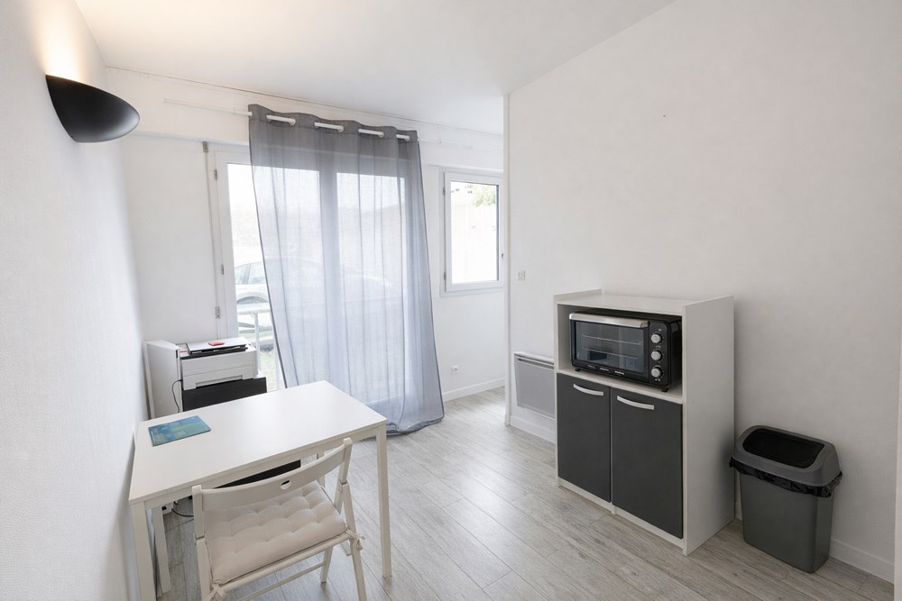 STUDIO - 1 PIECE - 21M² - RESIDENCE SECURISEE ANNEE 1990 - CALME - CAVE - CENTRE VILLE photo 2