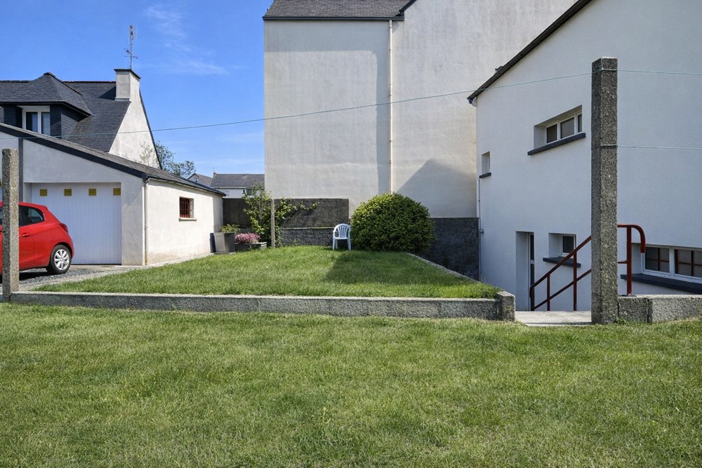 MAISON DE VILLE - T4 - NON MITOYENNE - JARDIN - GARAGE - CALME - COUP DE COEUR - SANS TRAVAUX