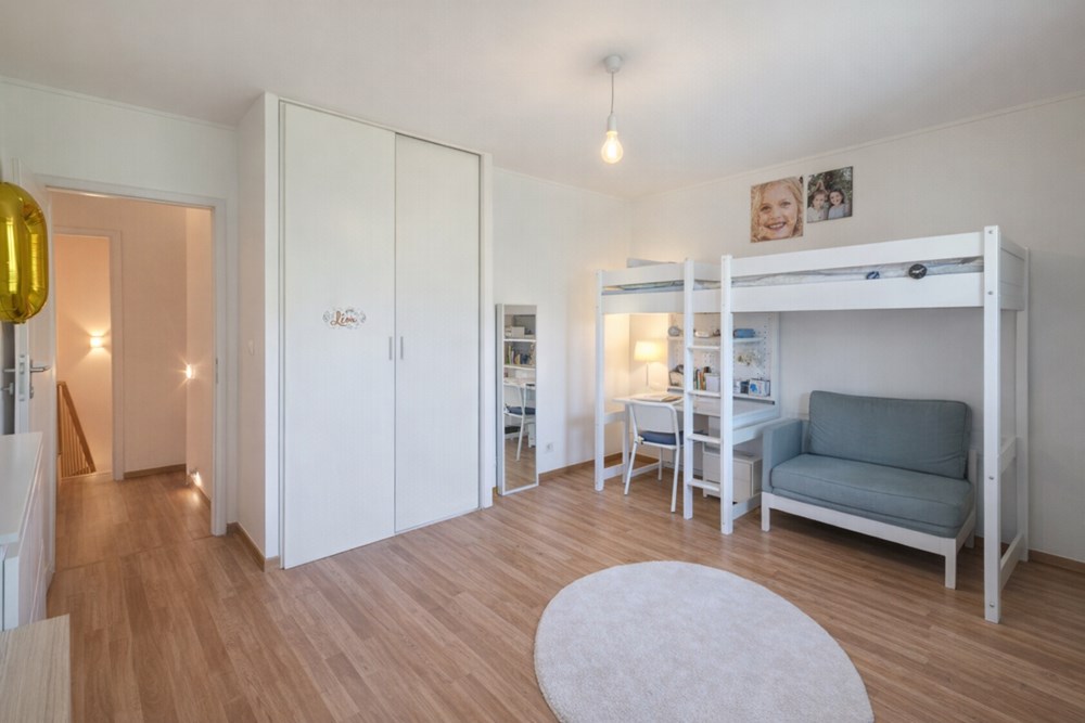 DUPLEX AVEC JARDIN PRIVATIF - PIECE DE VIE DE 40M AVEC ACCES JARDIN - 3 CHAMBRES - GARAGE ET PARKING 3 VOITURES - AUCUNS TRAVAUX - RARE photo 5
