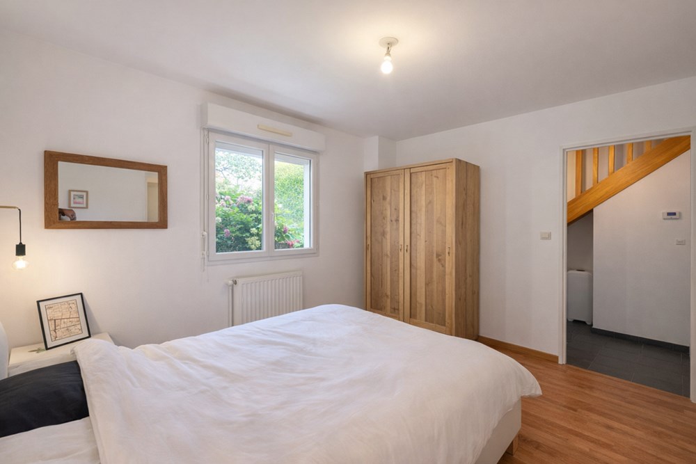 DUPLEX AVEC JARDIN PRIVATIF - PIECE DE VIE DE 40M AVEC ACCES JARDIN - 3 CHAMBRES - GARAGE ET PARKING 3 VOITURES - AUCUNS TRAVAUX - RARE photo 4
