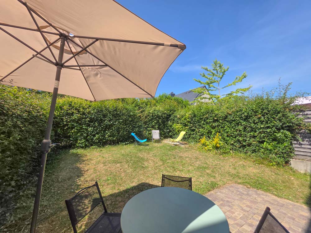 DUPLEX AVEC JARDIN PRIVATIF - PIECE DE VIE DE 40M AVEC ACCES JARDIN - 3 CHAMBRES - GARAGE ET PARKING 3 VOITURES - AUCUNS TRAVAUX - RARE