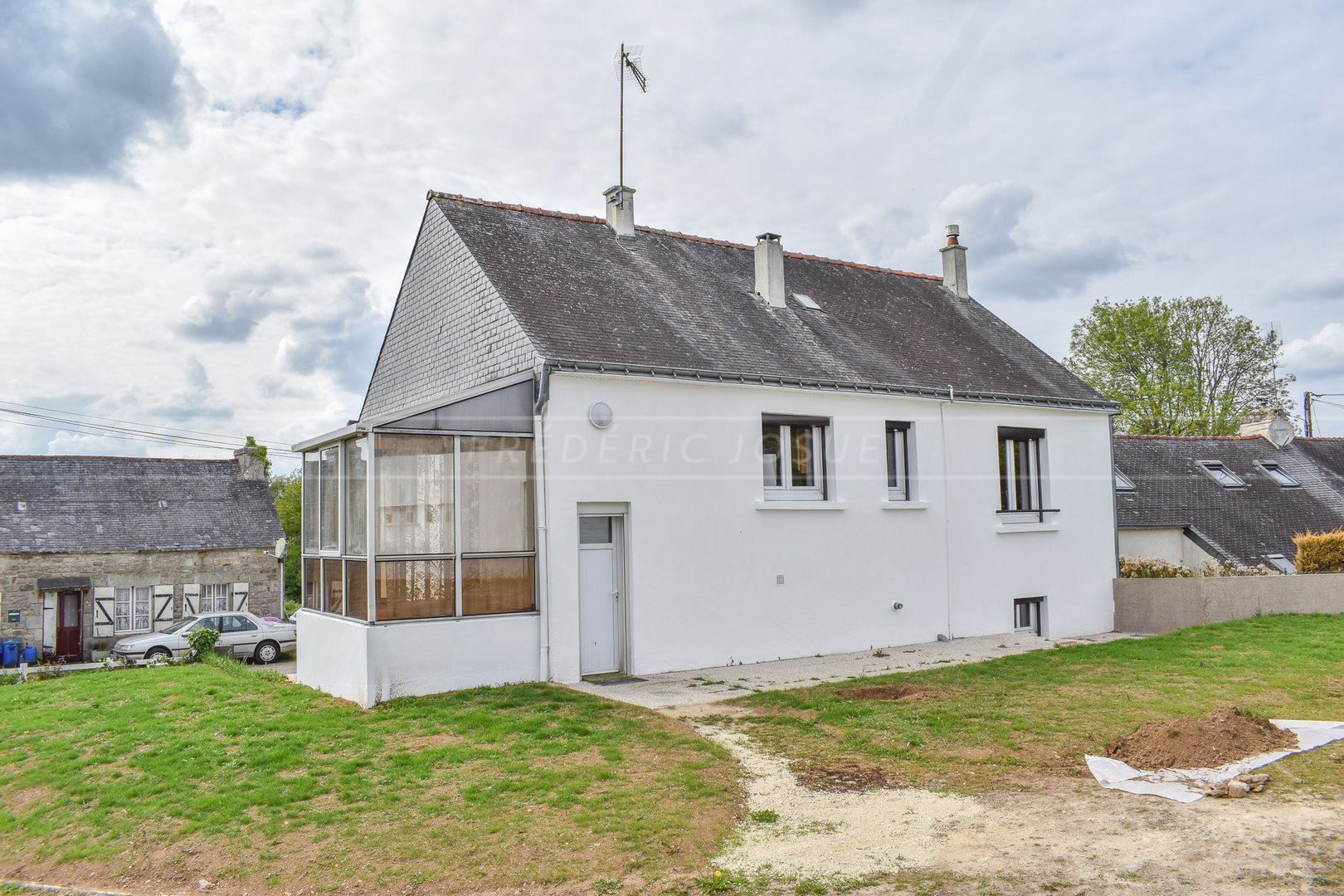 MAISON FAMILLIALE - A RENOVER - SANS VIS A VIS - SECTEUR CALME - GRAND HANGAR -