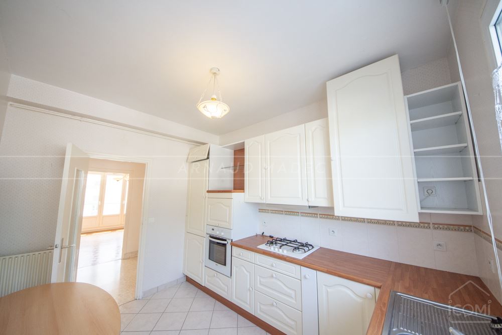 APPARTEMENT T4 DE 83 M² AVEC BELLE PIECE DE VIE - 2/3 CHAMBRES - TERRASSE - ASCENSEUR - VERDURE - CALME - RARE photo 2
