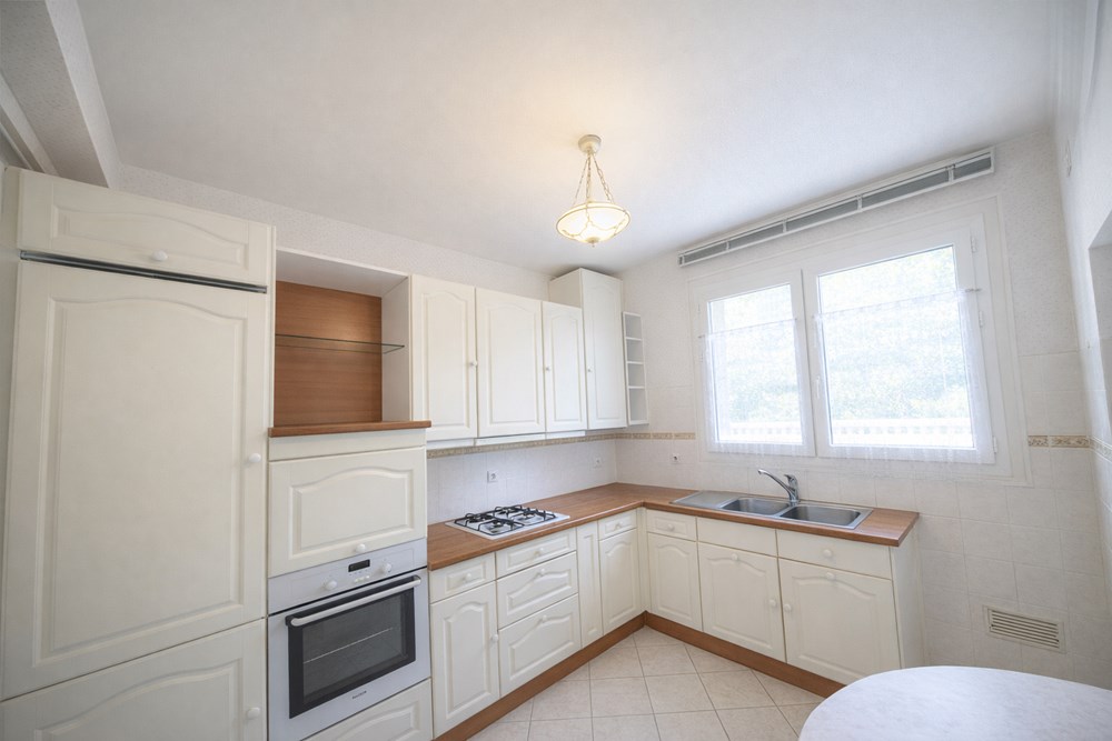 APPARTEMENT T4 DE 83 M² AVEC BELLE PIECE DE VIE - 2/3 CHAMBRES - TERRASSE - ASCENSEUR - VERDURE - CALME - RARE photo 3
