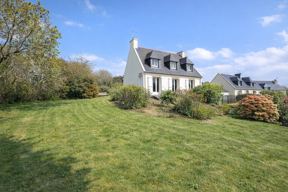 BELLE MAISON NEO BRETONNE - SPACIEUSE ET LUMINEUSE - 4 CHAMBRES - SOUS SOL COMPLET - GRAND TERRAIN DE 1250M² - QUARTIER CALME